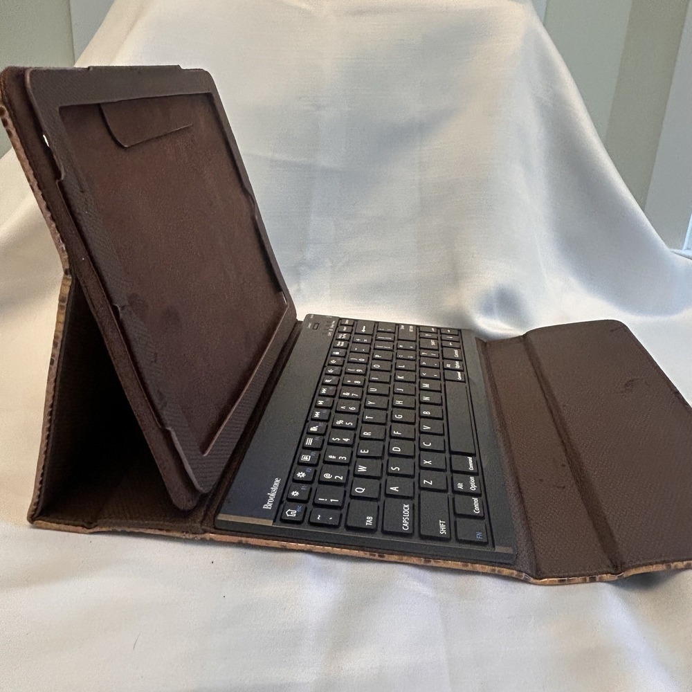 BROOKSTONE animal print IPAD/tablet CASE /W BLUETOOTH KEYBOARD, new out of box